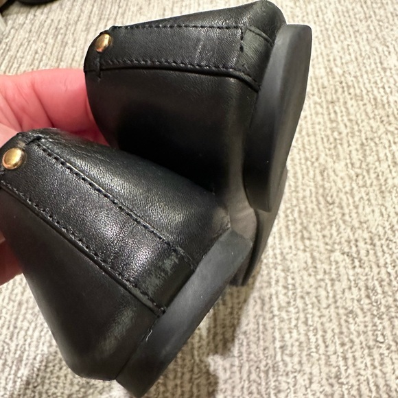 Authentic Tory Burch black ballet flats with gold signature hardware, size 8. - Picture 5 of 5